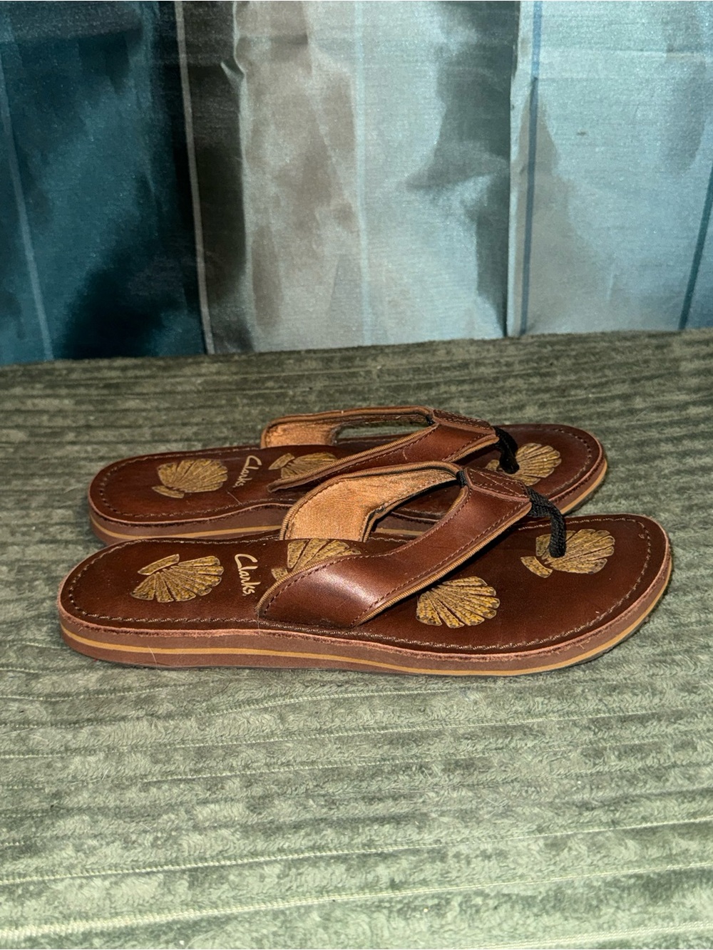 Clarks Brown Leather Women's Thong Sandals with Shell Motif